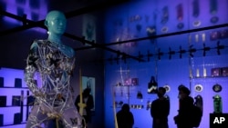 百度集度电动车发布了首款汽车机器人量产概念车ROBO-01,显示其人工智能技术。(2023年2月14日)