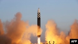 这张在2023年3月16日拍摄并由朝鲜官方的朝中社3月17日公布的照片显示朝鲜发射“火星-17”洲际弹道导弹。