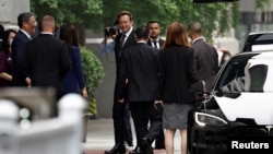 正在北京的特斯拉首席执行官埃隆·马斯克站在中国商务部长王文涛旁,准备离开中国商务部。(2023年5月31日)