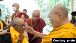 西藏流亡精神领袖达赖喇嘛(右)(资料照:2024年5月29日)