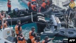 Hình ảnh ghi lại binh sĩ Trung Quốc chặn xuồng Philippines ở Bãi Cỏ Mây, 17/6/2024 (Armed Forces of the Philippines - Public Affairs Office/ AFP)