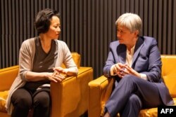 资料照片: 澳大利亚籍华裔记者成蕾(右)被中国当局拘留3年多后获释,2023年10月11日返回墨尔本,在机场受到外交部长黄英贤的迎接 (澳大利亚外交部提供)