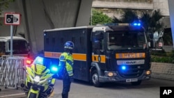 资料照:一辆监狱车将香港壹传媒创办人黎智英送到香港西九龙法院。(2024年1月2日)