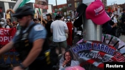 资料照片:在民主党全国代表大会期间,示威者走过一个售卖支持民主党总统候选人、美国副总统卡马拉-哈里斯(Kamala Harris)商品的摊位。 (2024 年 8 月 22 日)