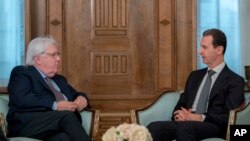 在叙利亚总统府官方脸书页面上发布的这张照片中,叙利亚总统巴沙尔·阿萨德(右)于 2023 年 2 月 13 日在叙利亚大马士革会见了联合国主管人道主义事务副秘书长马丁·格里菲斯。