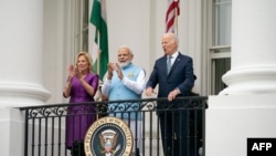 资料照片:2023年6月22日,美国总统拜登、第一夫人吉尔·拜登和印度总理莫迪在华盛顿特区白宫南草坪举行的欢迎仪式上观望。(法新社图片)