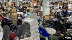 “以色列的兄弟姊妹”将他们的政治组织转变为一个非政治性的100%志愿组织,设立指挥中心和专门的物流中心,在志工的协调下收集与分发捐赠物资用以帮助士兵、支援受害者家属、以及来自南部撤离的家庭所需 (美国之音/赖素芬)