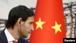 资料照:荷兰外交部长沃普克·霍克斯特拉 (Wopke Hoekstra) 在北京与时任中国外长秦刚会晤后出席新闻发布会。(2023年5月23日)