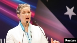 美国在台协会(AIT)驻台北办事处处长孙晓雅(Sandra Oudkirk)在台北举办的一个美台商务贸易会议上讲话。(2023年9月19日)