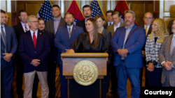 美国阿肯色州州长萨拉·赫卡比·桑德斯(Sarah Elizabeth Huckabee Sanders)2023年10月17日(照片来自桑德斯推特)