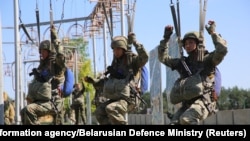 资料照片:中国与白俄罗斯的士兵在白俄罗斯一处秘密地点举行“雄鹰突击-2024”联合军事演习。(2024年7月9日)