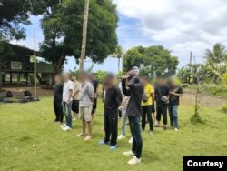 巴拿马国家边境服务队(SENAFRONT)太平洋分队在猴岛救回的中国走线客。 (巴拿马国家边境服务队提供)