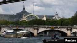 资料照片:在巴黎奥运会开幕前100天,一艘警察小艇在巴黎大皇宫附近的塞纳河上巡逻。(2024年4月17日)