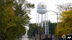 资料照片:密歇根州本顿港的一名行人穿过靠近该市水塔的街道。(2021年10月22日)