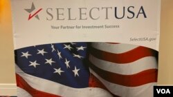 资料照片:2022年“选择美国投资峰会”立牌。(美国之音许宁拍摄)