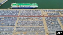 中国山东烟台港口排列的将要出口的汽车。(2023年6月1日)