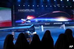 伊朗妇女在德黑兰参观“法塔赫”(Fattah)高超音速导弹。(2023年6月6日)