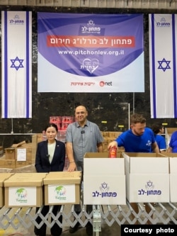 台湾驻以色列代表李雅萍(左1)代表台湾政府及人民赠交援助物资,与Pitchon-Lev执行长柯恩(左2)合影(Pitchon Lev提供,Pony Mesika摄)