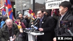 资料照片:美国众院与中共战略竞争特设委员会主席麦克·加拉格尔与多个华人、藏人、维吾尔人民主和人权团体一起,在纽约中国城举行声讨中共境外执法的抗议集会。