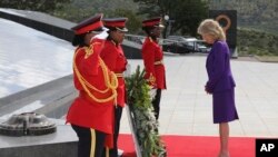 2023年2月22日,美国第一夫人吉尔·拜登(右)出席在纳米比亚温得和克英雄广场举行的花圈敬献仪式。(美联社照片)