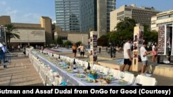 特拉维夫博物馆门口摆放了安息日的桌子,两百多把空椅子代表两百多名人质((照片受访者提供)