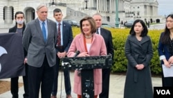 美国国会荣誉议长南希·佩洛西(图中)2024年3月22日出席记者会,与美国国会暨行政当局中国委员会(CECC)两党领袖共同谴责香港通过“23条”立法进一步侵犯自由。(美国之音记者李逸华摄)