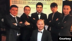 资料照片:2015年8月,卡西姆·卡什加尔(中前)与(从右起) 赛麦提·拜克尔、阿不都卡迪尔江·肉孜、艾克拜尔·奥斯曼、米尔卡米力江·艾合买提、麦合木提江·阿布都克尤木在乌鲁木齐一次学校聚会上合影。(照片由卡西姆提供)