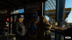 格林钦科意识到在俄罗斯“度假”的女儿们的监护人已不再是她认识的本地教师后,决定把孩子接回家。(2023年4月10日,美国之音博夏特拍摄)