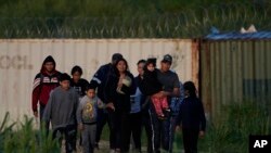 Di dân vượt sông Rio Grande và vào Mỹ từ Mexico, ngày 19/10/2023, tại Eagle Pass, Texas.