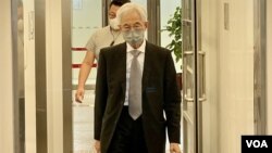 现年85岁的香港民主党创党主席李柱铭,听取8-18流水式集会案上诉判决后,离开高等法院大楼,未有回应庭外记者追访提问 (美国之音/汤惠芸)