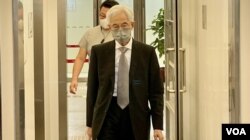 现年85岁的香港民主党创党主席李柱铭,听取8-18流水式集会案上诉判决后,离开高等法院大楼,未有回应庭外记者追访提问 (美国之音/汤惠芸)