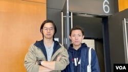被取消香港中文大学校友评议会常委参选资格的两名中大校友孙昊贤(右)及谢炜洛,他们已委托律师向高等法院申请司法覆核 (美国之音/汤惠芸)