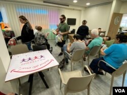 一位叫Iris 的以色列妇女，长期在固定时间到SHEKEL Sigaliyot 日照中心当志工，但因战争需照顾无法上学的孩子，而无法来当志工，10月25日她托人送来一大箱零食和一大箱各式桌上游戏给受照护老人，让这些如孩子般的老人特别开心。(美国之音 赖素芬)