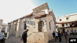 Cư dân kiểm tra thiệt hại tại bệnh viện Ahli Arab ở miền trung Gaza ngày 18/10/2023,