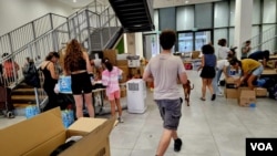 特拉维夫的一个捐献物资中心(美国之音/唐丹鸿)