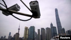 资料照:监控摄像头俯视上海浦东陆家嘴金融区。(2020年1月15日)