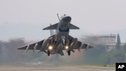 中共官媒新华社2023年4月8日发布照片显示,一架中国空军战机从南京起飞参加东部战区的绕台军演。