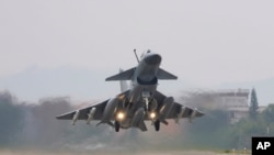 资料:2023年4月8日中国解放军歼-10战机从南京起飞,参加对台军演。