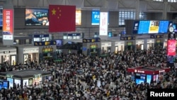 中秋节和中国国庆即将到来,上海虹桥火车站挤满候车人群。(2023年9月28日)