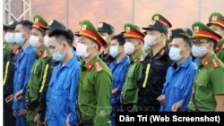 Các bị cáo trong phiên tòa lưu động xét xử vụ tấn công ở Đắk Lắk hôm 17/1.