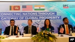 从左至右，斯里兰卡外交部长阿里·萨布里、美国国际开发金融公司首席执行官斯科特·内森、美国驻斯里兰卡大使郑智允和阿达尼港口首席执行官卡兰·阿达尼2023年11月8日星期三在斯里兰卡科伦坡举行会议。（美联社照片）