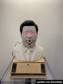 伦敦“白纸周年”艺术展上的习近平3D头像。(美国之音 李伯安)