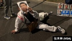 洛杉矶万圣节活动一名参与者举着习近平照片扮演大白。(张木林拍摄)