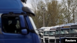 资料照:2023年4月19日,乌克兰卡车在匈牙利扎霍尼的匈牙利-乌克兰边境等待。(路透社摄影)