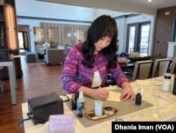 Nathania Dianda, seniman kaligrafi di Virginia, AS