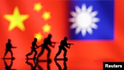 资料照:中国与台湾旗帜和一组士兵的图示