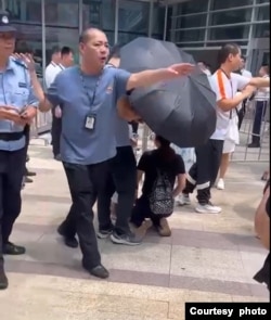 广州奥园拼多多总部,Temu商家举行维权抗议,安保人员试图控制局面。(抗议人士提供)