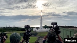 资料照片:在台湾屏东举行的军演中,台湾军人进行爱国者PAC-2地对空导弹射击操演。(2024年8月20日视频截图)