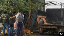 在巴拿马达连省圣达菲郊区,边境警察逮捕了涉嫌贩运移民的人贩子。(2024年8月7日)