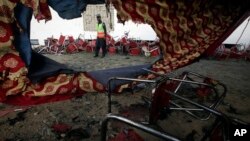 巴基斯坦西北部卡尔镇星期天举行的一次政治集会发生的自杀炸弹爆炸案现场。(2023年7月31日)